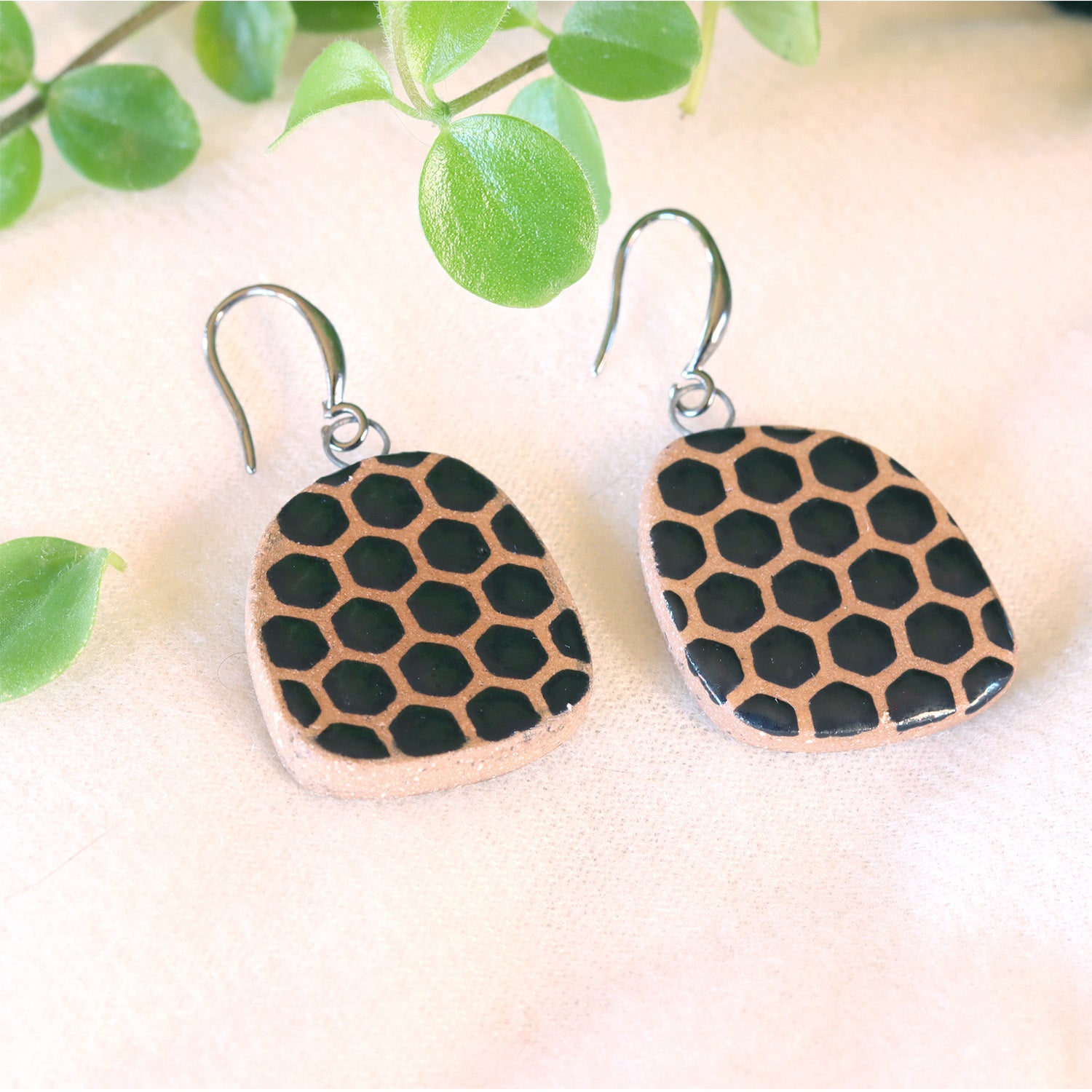 Oorbellen Mono Black Beehive