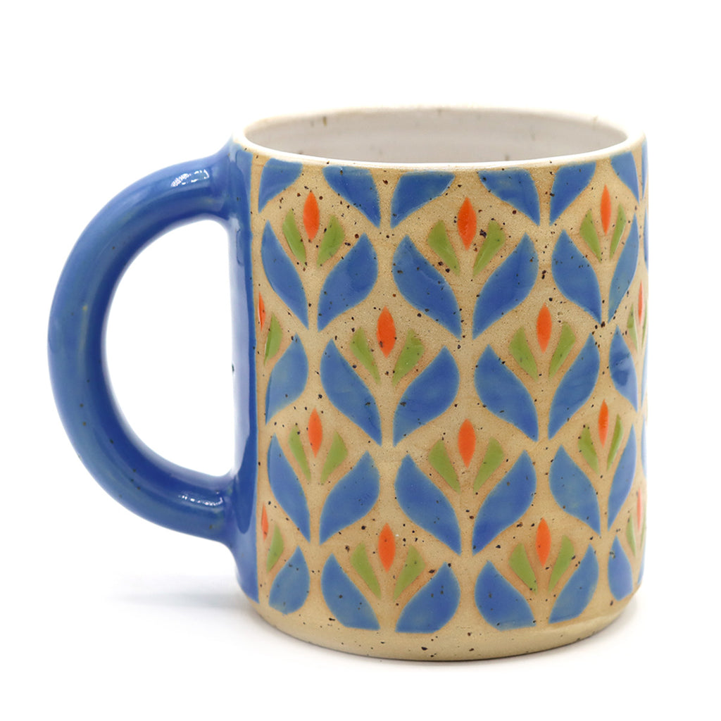 handgemaakte mok van keramiek met blauw bloemenmotief