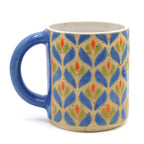 handgemaakte mok van keramiek met blauw bloemenmotief