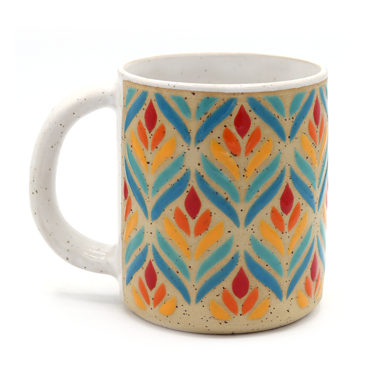 handgemaakte mok van keramiek met vrolijk bloemen patroon in warme kleuren