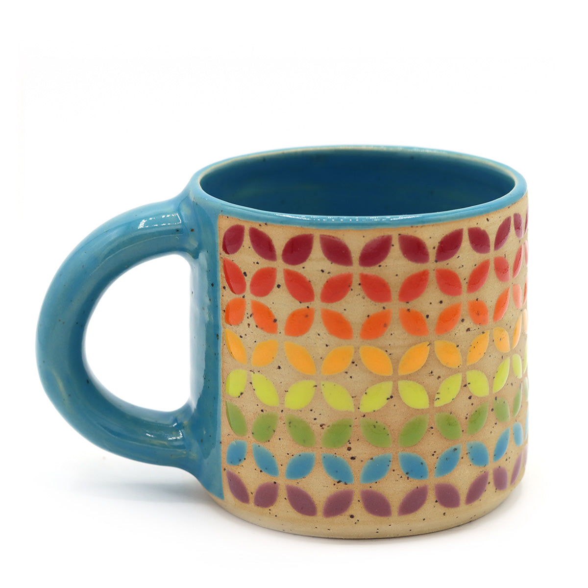 handgemaakte mok van keramiek met vrolijk patroon in warme kleuren