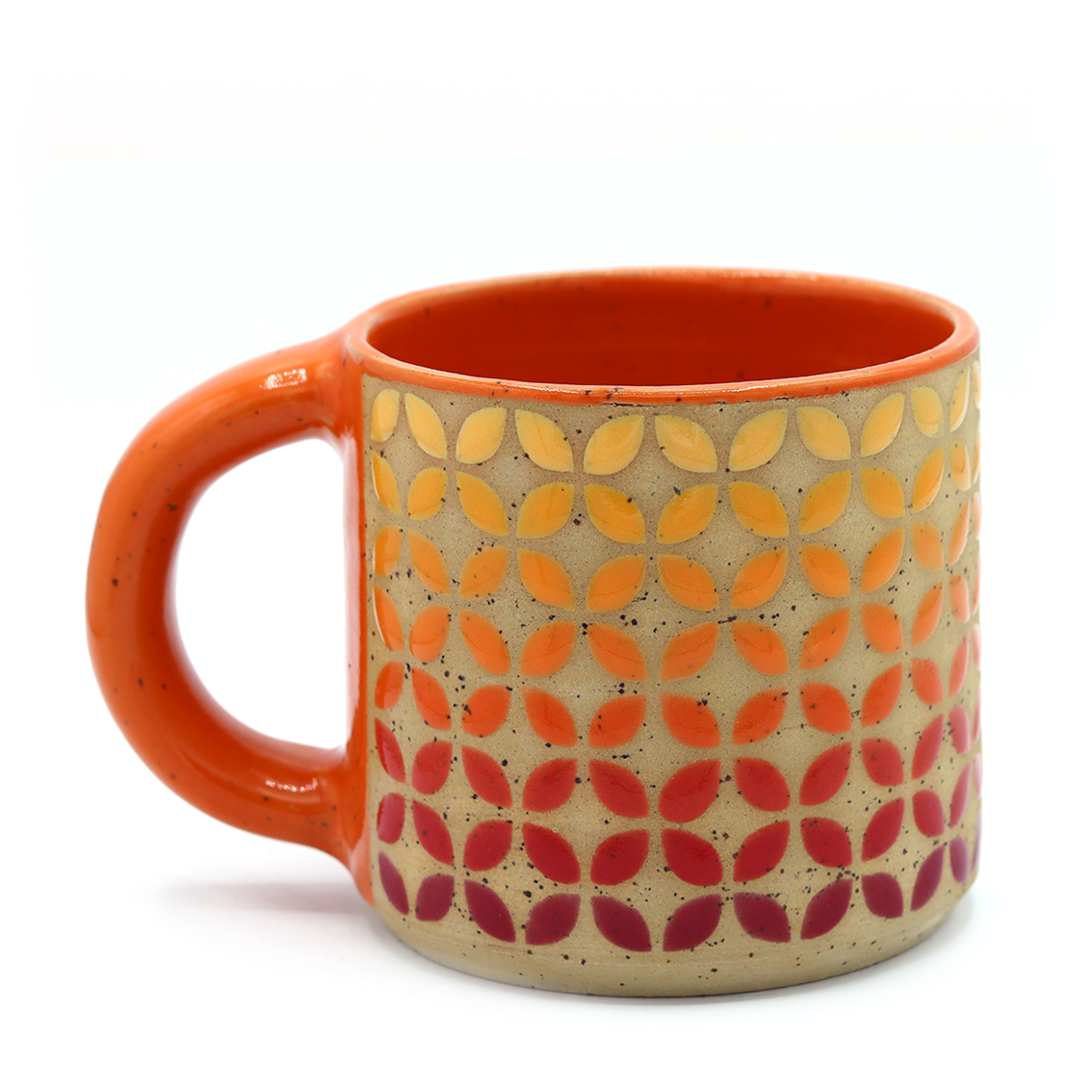 handgemaakte mok van keramiek met kleurrijk patroon van gespikkelde steengoedklei