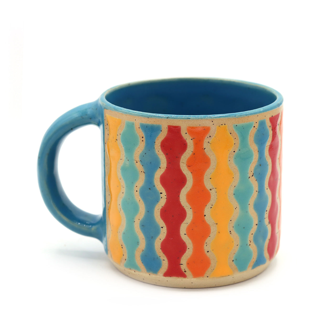 handgemaakte mok van keramiek met vrolijk patroon in warme kleuren