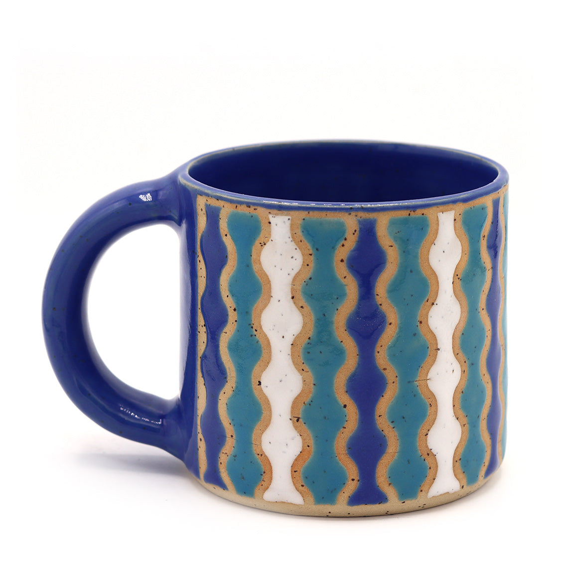 handgemaakte mok van keramiek met geometrisch patroon in vrolijke kleuren