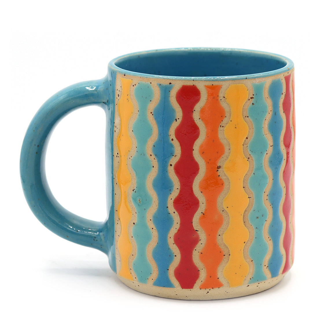 handgemaakte keramieken mok met kleurrijk patroon van gespikkelde steengoedklei