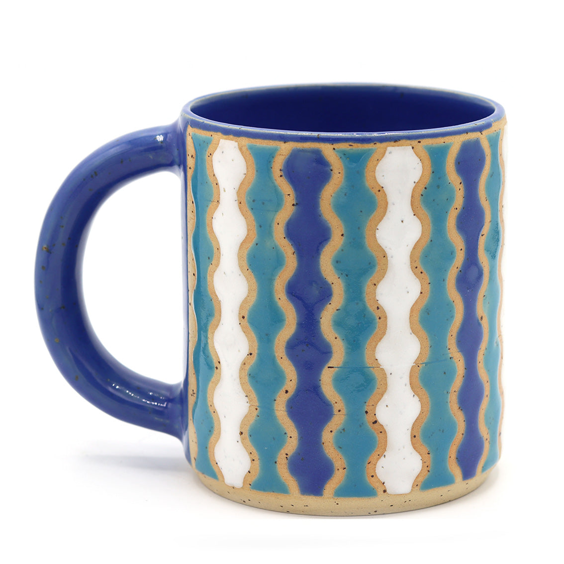 handgemaakte keramieken mok met kleurrijk patroon van gespikkelde steengoedklei