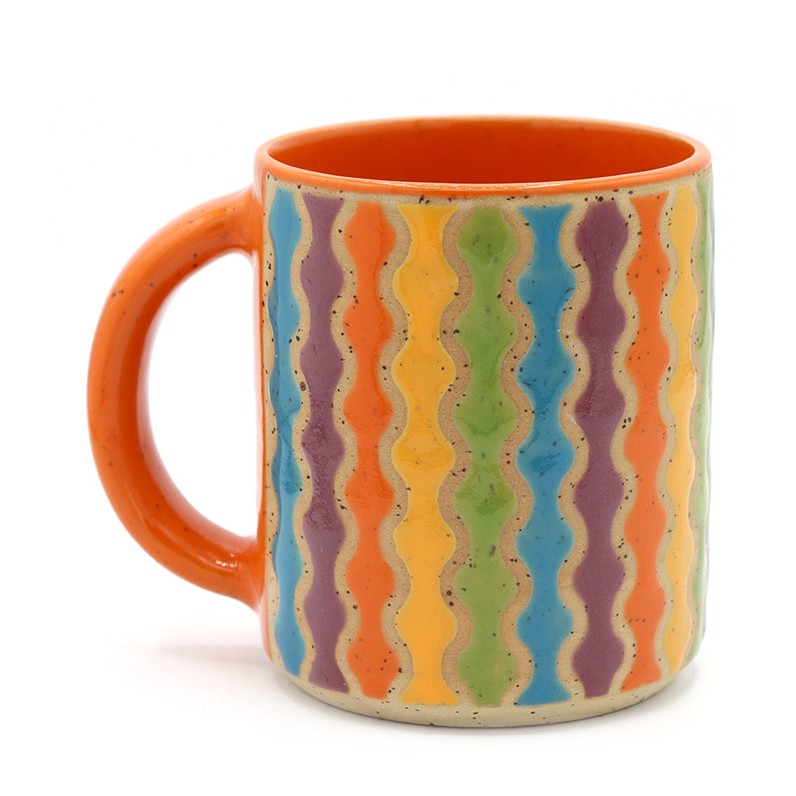 handgemaakte keramieken mok met geometrisch patroon in regenboogkleuren