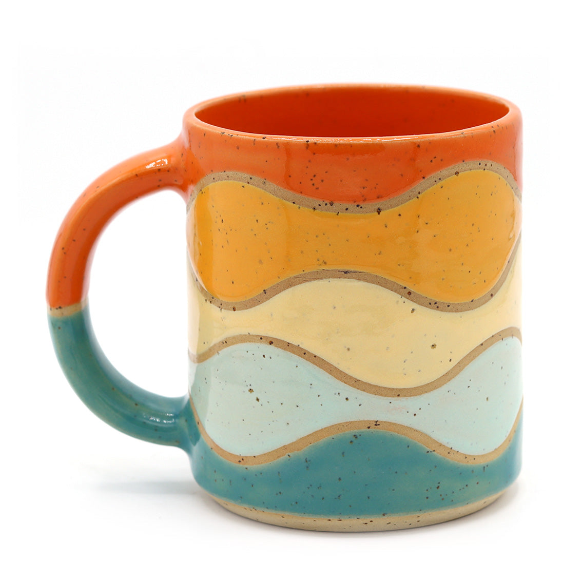 handgemaakte keramieken mok met kleurrijk patroon van gespikkelde steengoedklei