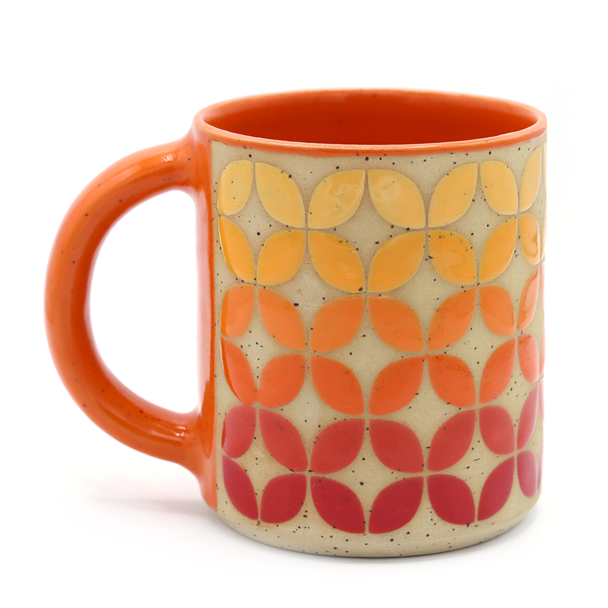 handgemaakte mok van keramiek met kleurrijk patroon van gespikkelde steengoedklei